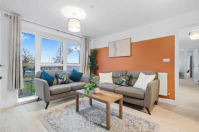 Chic Urban Haven - Luxurious City 2-Bedroom Retreat with Top Amenities - Sleeps 6